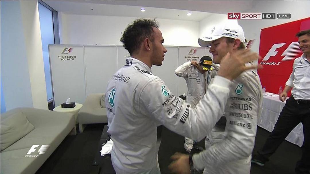 Rosberg è sportivamente andato a complimentarsi col compagno di squadra dopo una stagione combattutissima